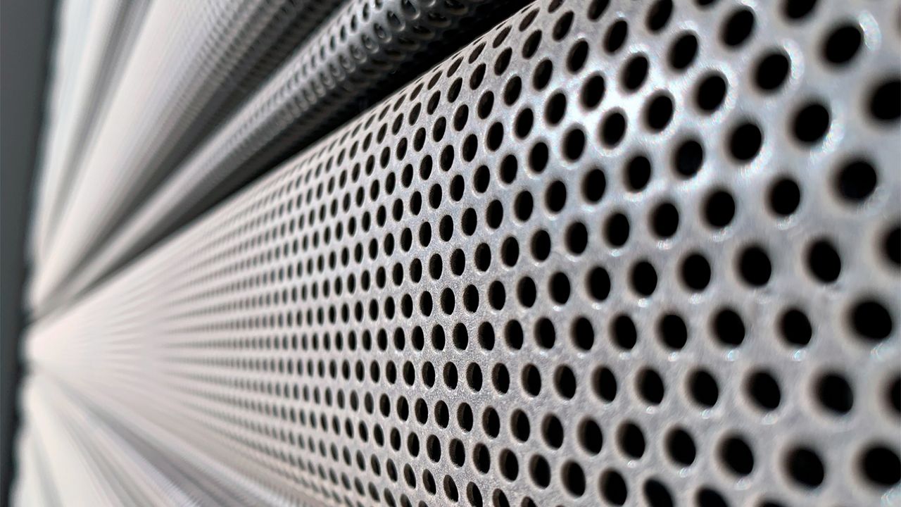 Image: Painel microperfurado metálico que permite ventilação e visibilidade parcial