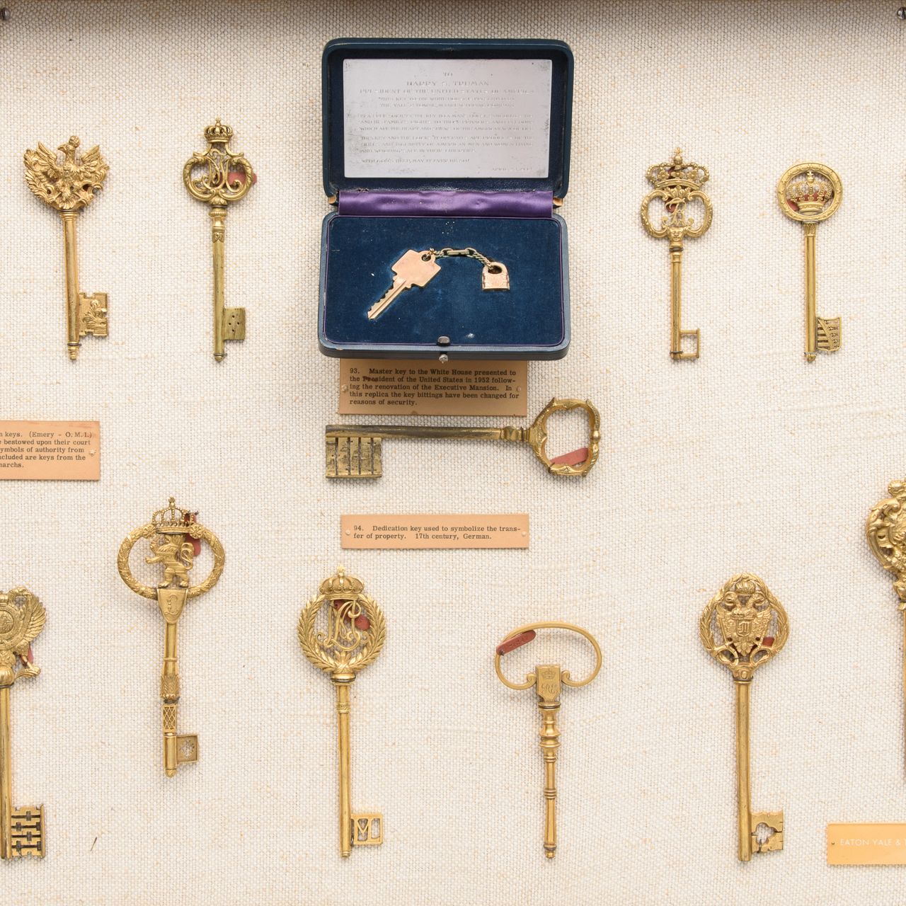 真鍮製半円状オブジェ（米国「ＹＡＬＥ（エール）社」ロゴ入南京錠付き） PADLOCK MADE IN USA アイアン 南京錠 鍵付き パドロック キー