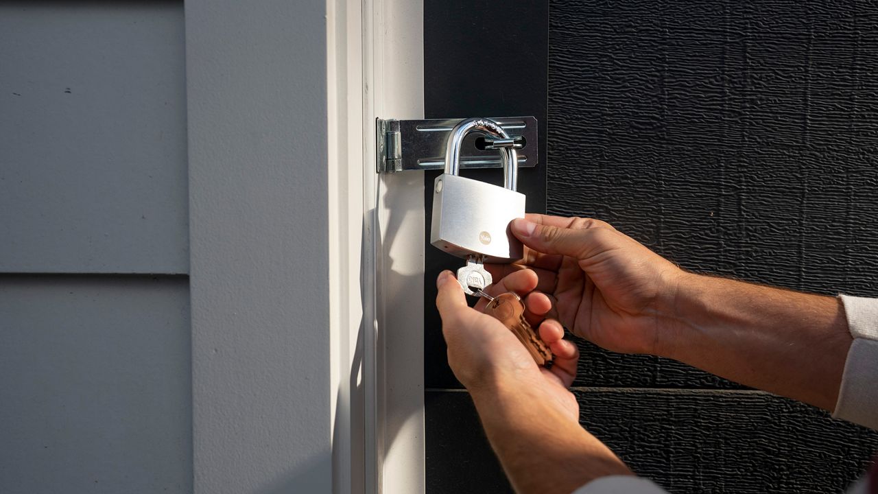 Ett hänglås från ASSA ABLOY.