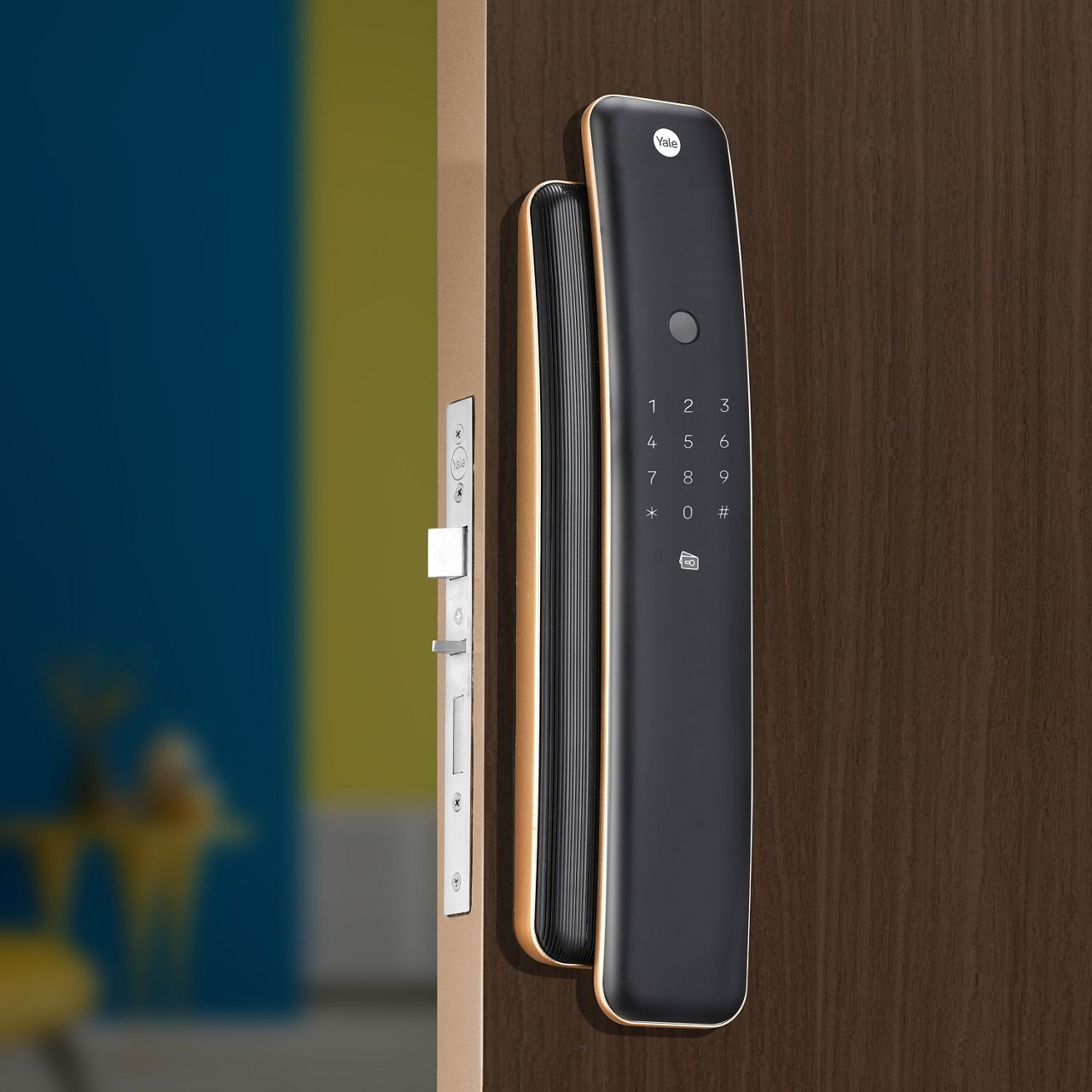 Yale Luna Pro is a cutting-edge smart lock that revolutionizes entrance security. Embracing an exclusive off-centred design, this lock ensures maximum safety while eliminating any risk of finger-pinching incidents.