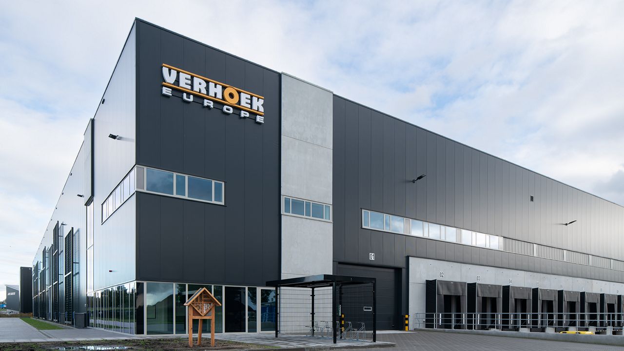 Centre de distribution de Verhoek avec des quais de chargement ASSA ABLOY