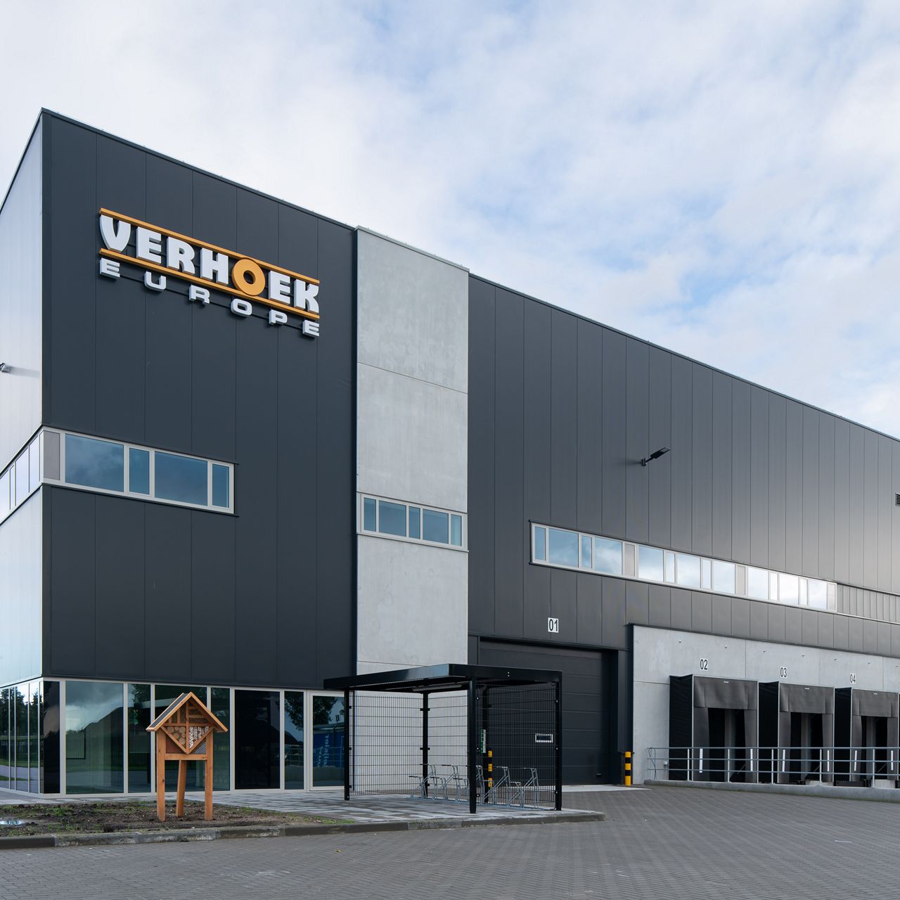 Centre de distribution de Verhoek avec des quais de chargement ASSA ABLOY