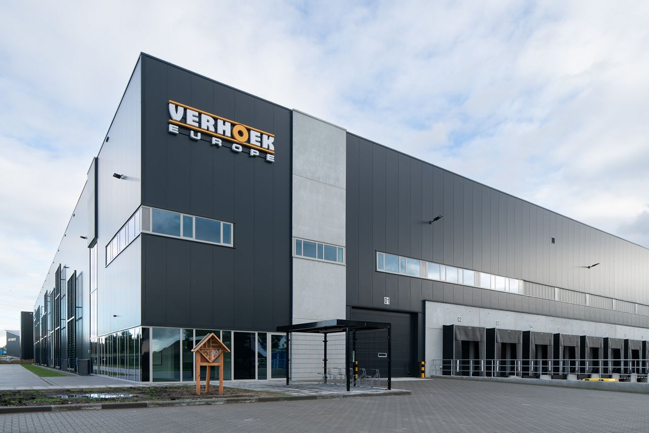 ASSA ABLOY OH1142P dock door are used in the loading bays at Verhoek