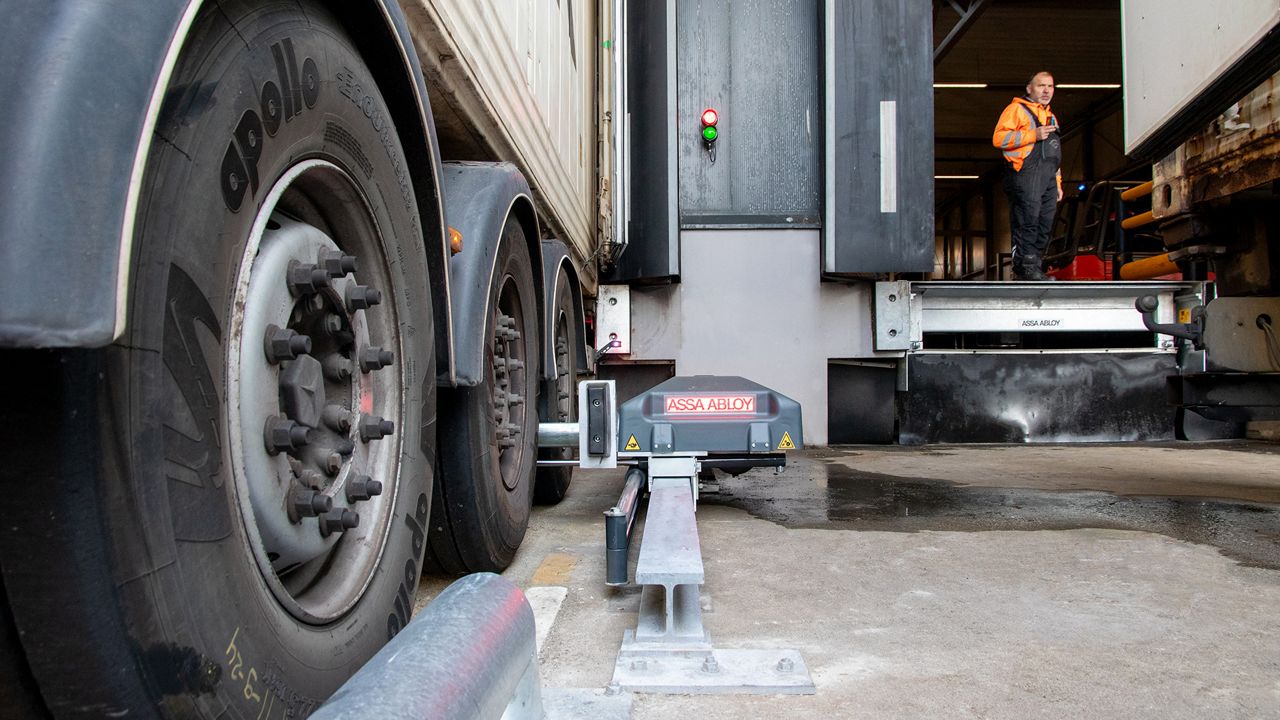 Close-up van de wielen van een auto die zich in een voertuigrestraingsysteem bevinden.