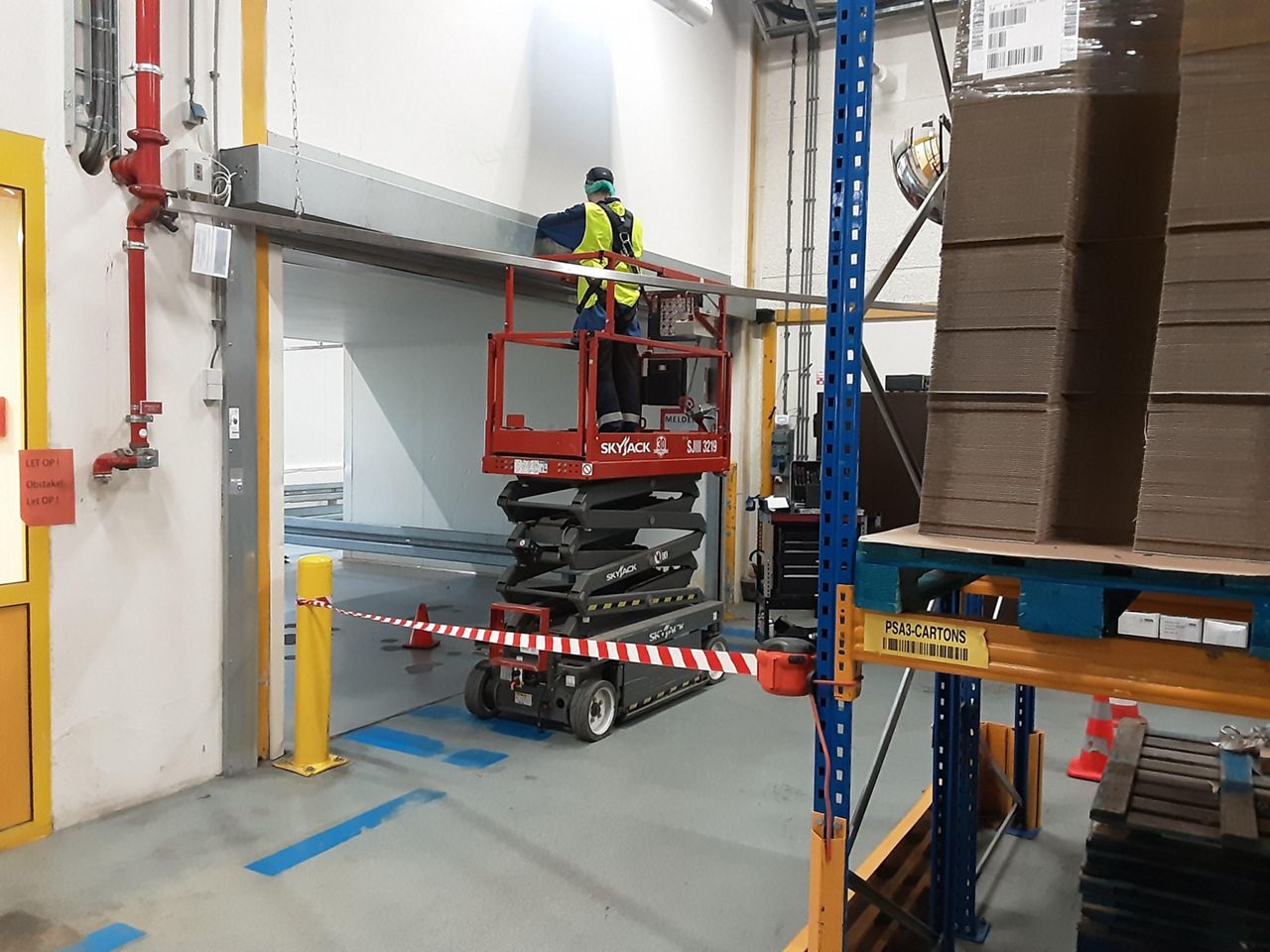 ASSA ABLOY Medewerker die veilig aan het werk is