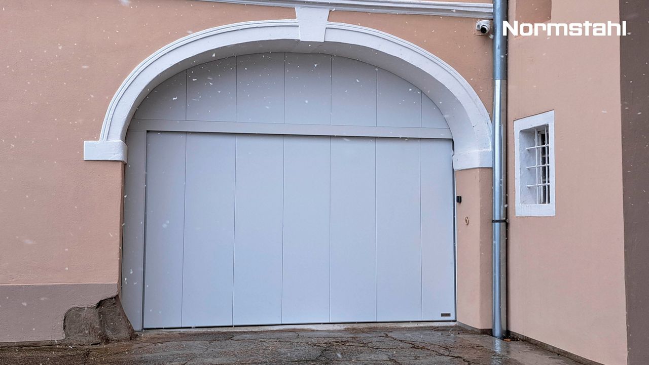 Elegantní boční sekční garážová vrata Normstahl v krásném prostoru s křížovou klenbou
