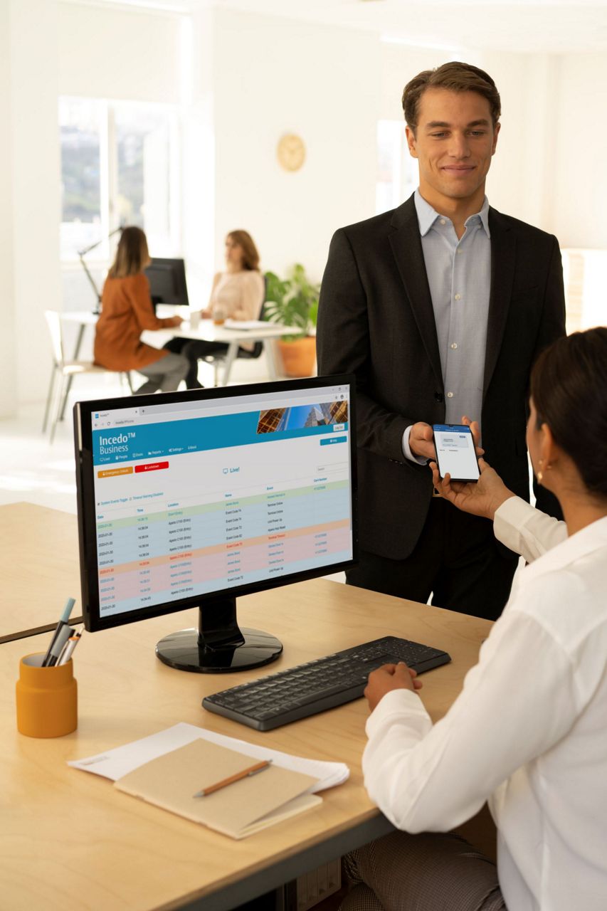 Image: 45172-incedo_woman_pc_servingsmartphonelitebusiness3.jpg