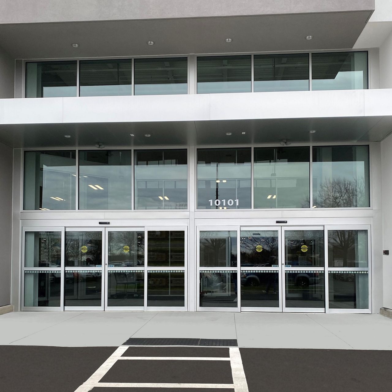 a bipart 5100 sliding door in clear on a retail store entrance