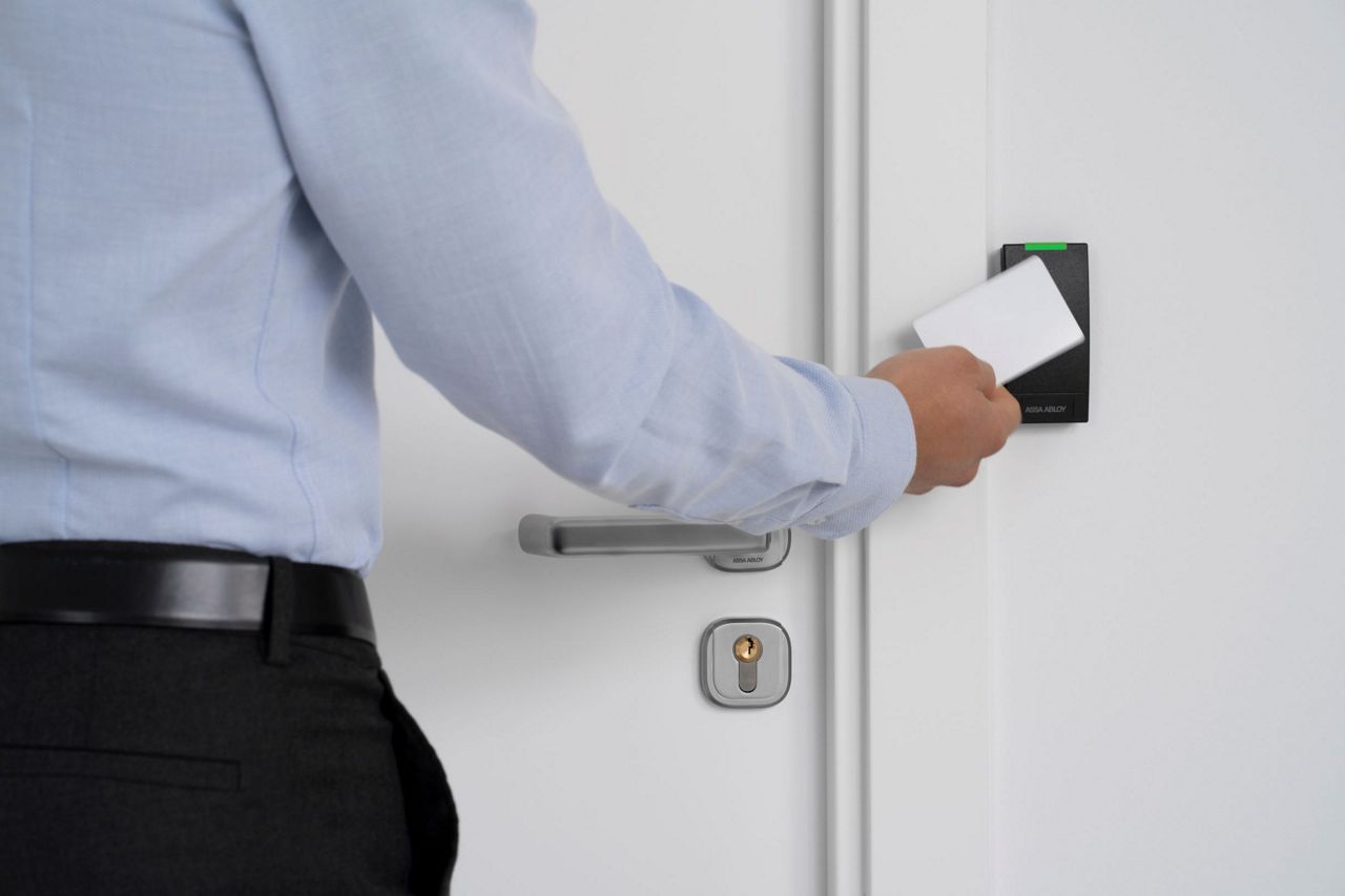 Image: 51598-rp10_reader_cardon2.jpg