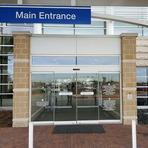 all glass 5200 series bipart sliding door on an exterior building entrance