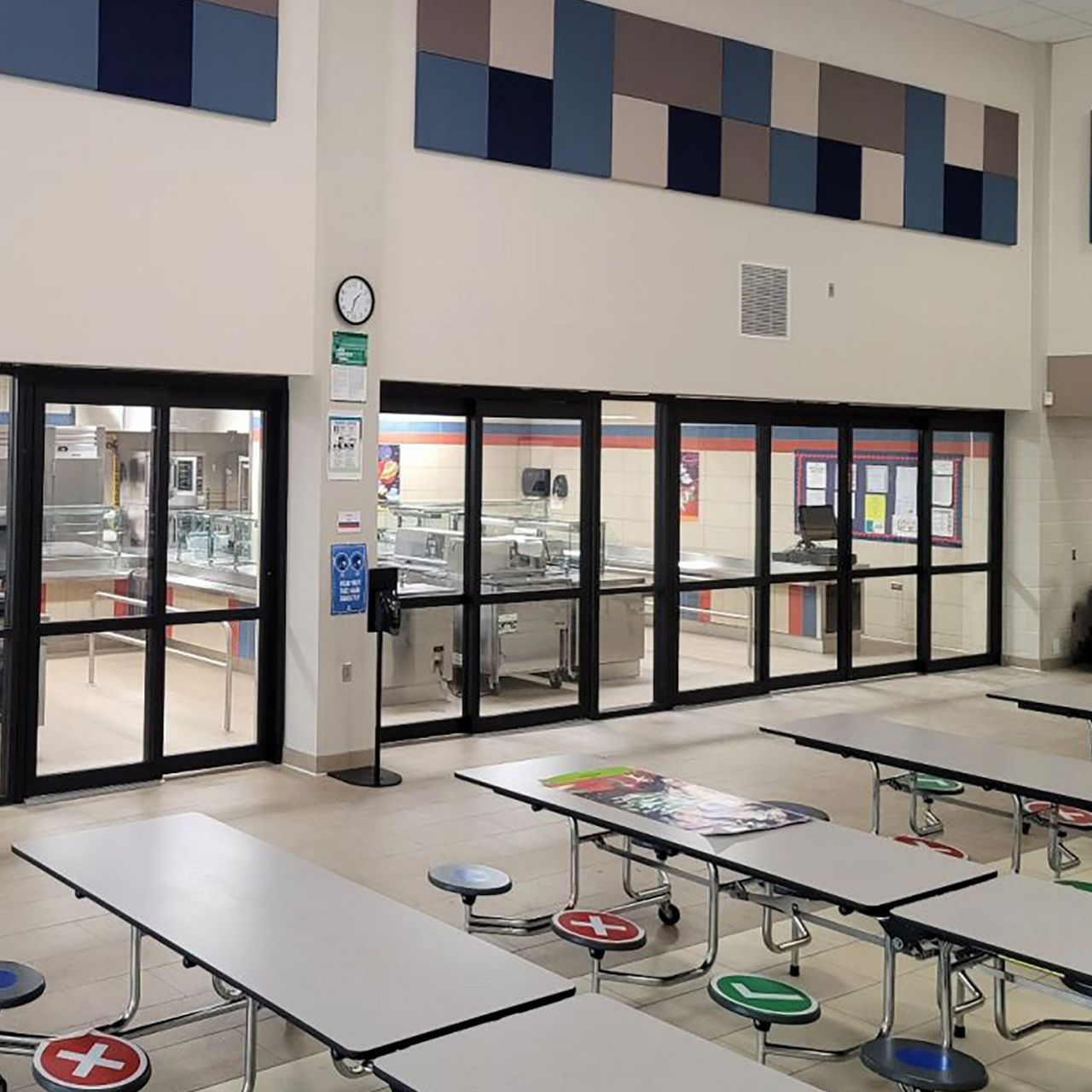 5900 manual sliders in use at a school cafeteria