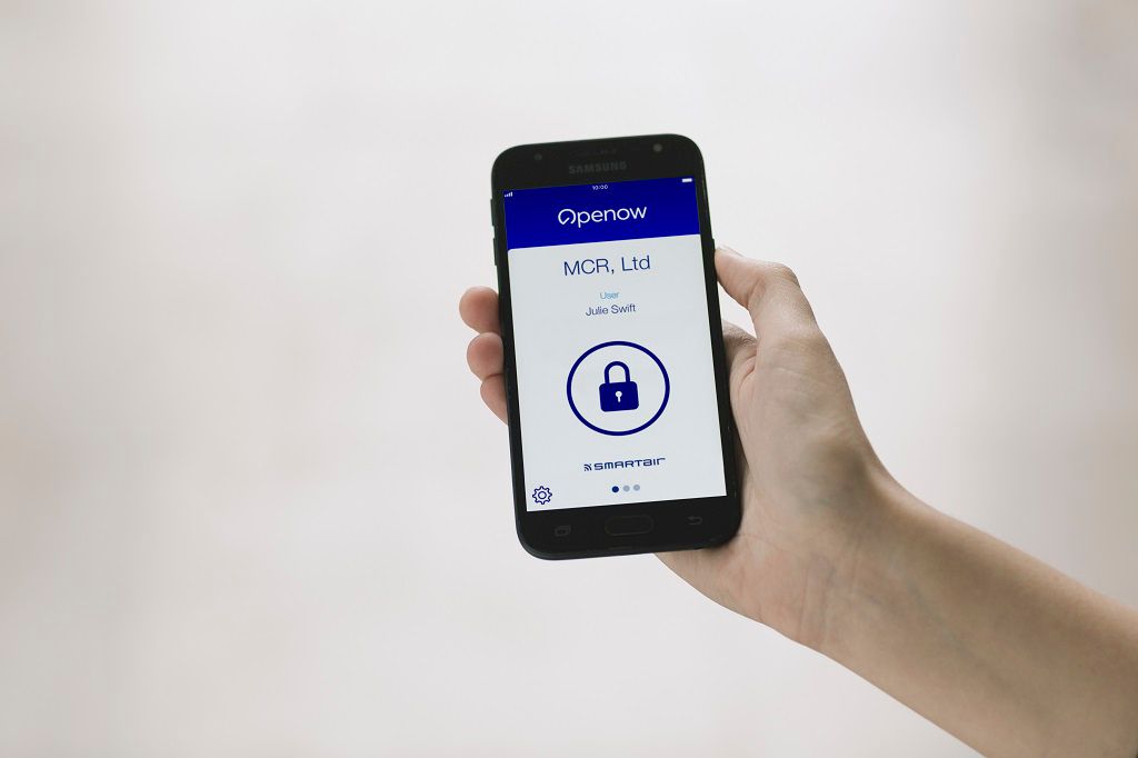 Image: 68318-smartair_openow_handappwomanhorizontal.jpg