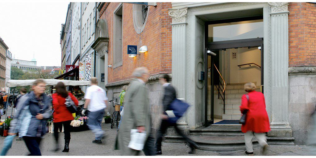 Image: 6fd9a-besam-sw1000b-balance-door-system-bank.jpg