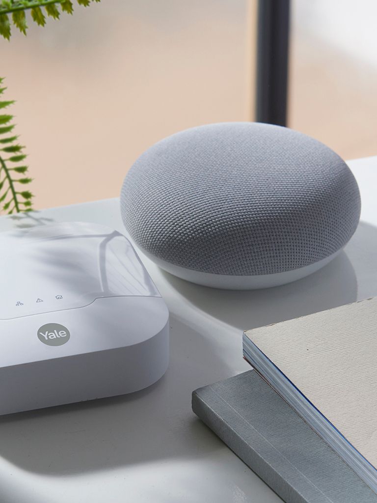 Google Home ja Yale Connect.