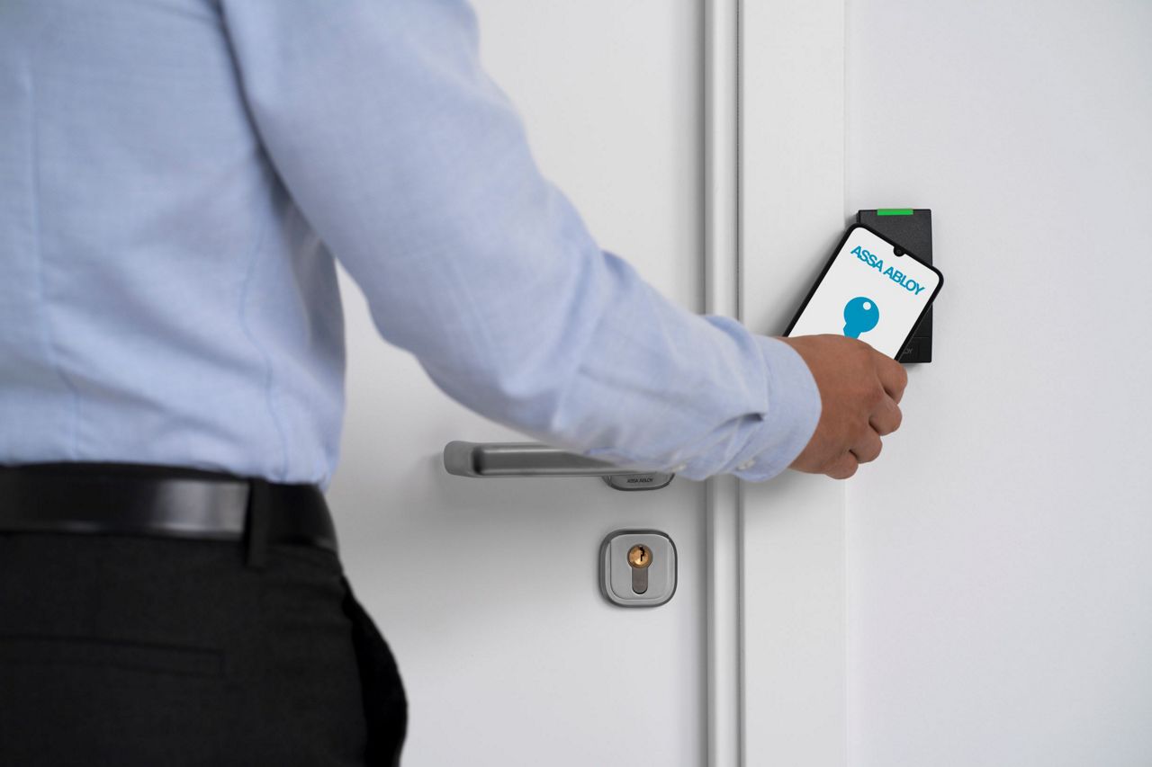 Image: 7b03e-rp10_reader_smartphoneon2.jpg