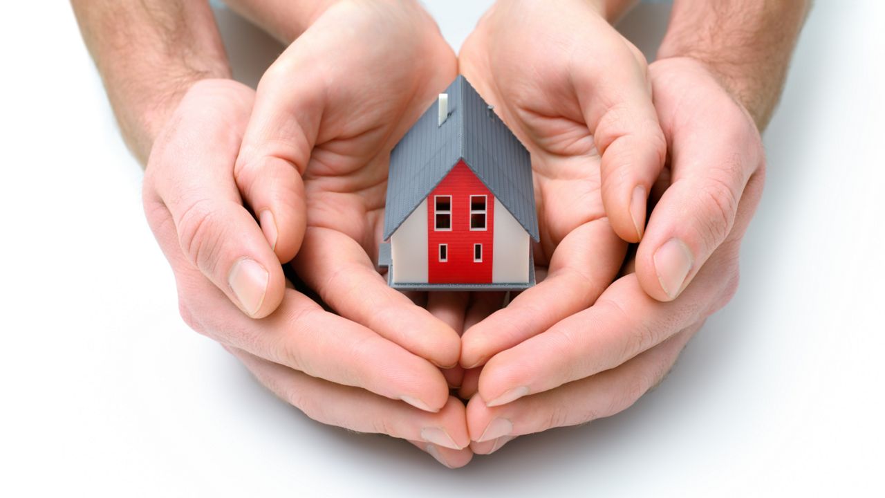 des mains qui protègent une maison pour représenter l'efficacité des produits A2P