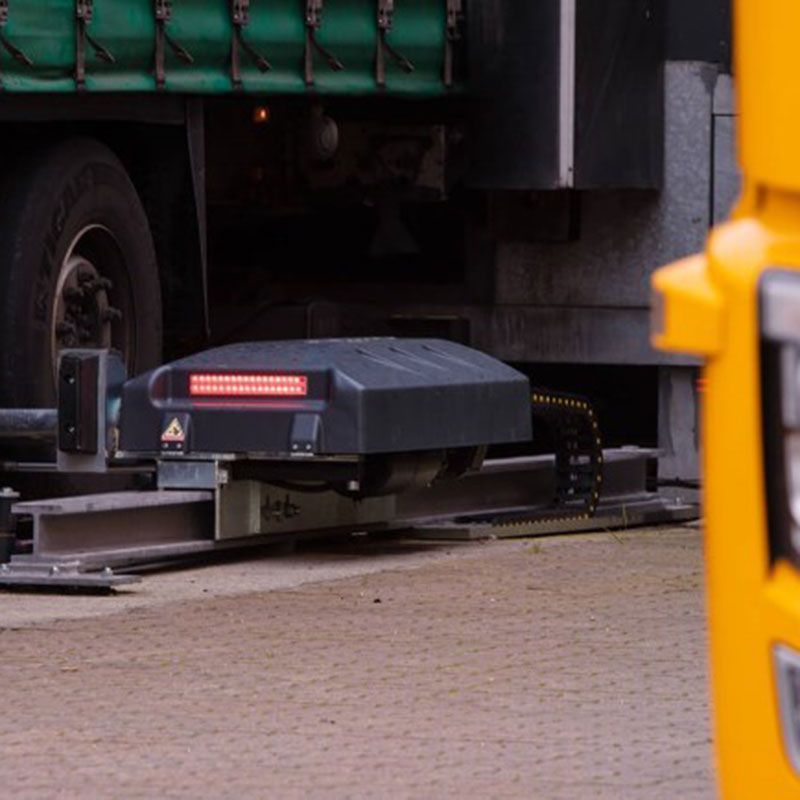  Sistemul automat de reţinere ASSA ABLOY DE6190AR cu un camion galben parcat în faţă.