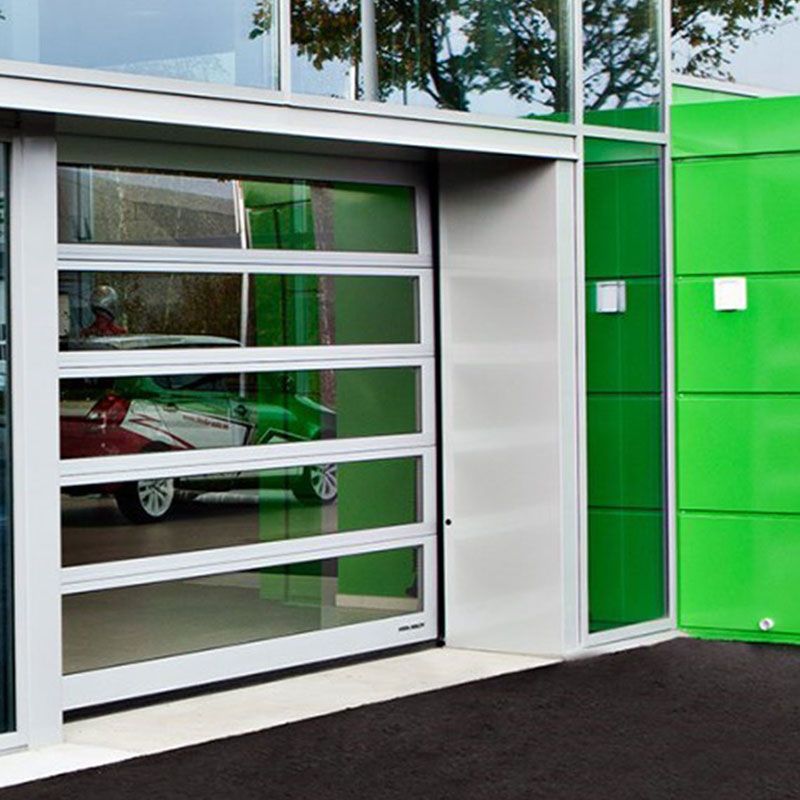 Magasin de voitures avec une porte sectionnelle Crawford en verre.