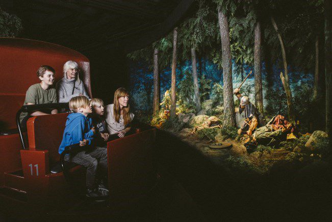 Familie mit Kindern beim interaktiven Schauspiel im Museum Djurgårdens 