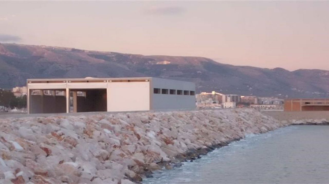 Vue sur le chantier naval Marina del Gargano en bord de mer.
