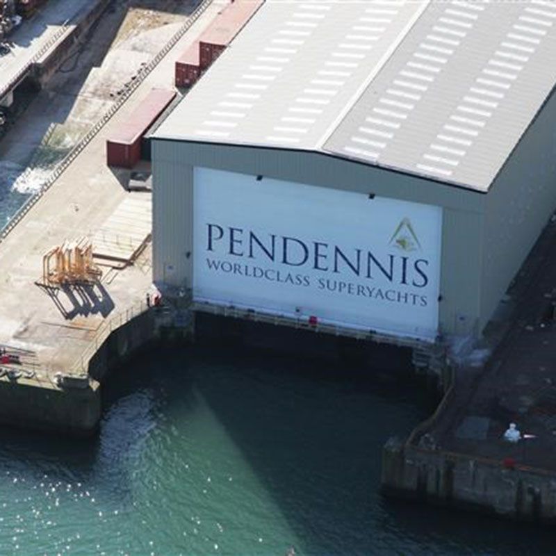 Aperçu du chantier naval de Pendennis au bord de la mer.