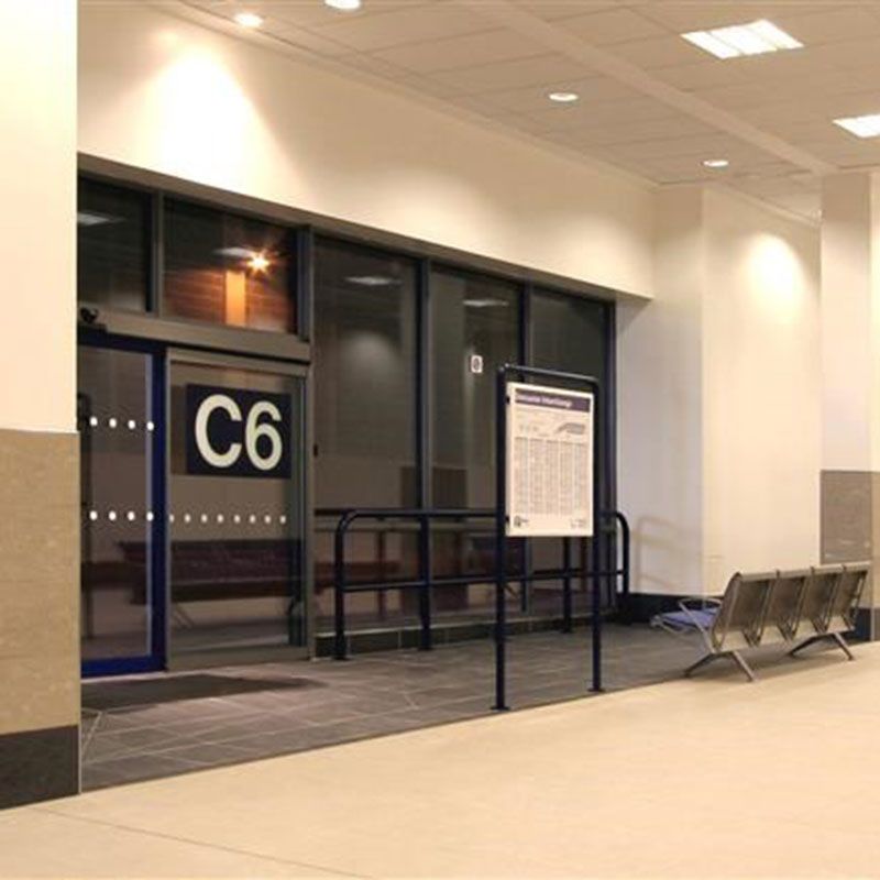 Hala za tranzit z avtomatskimi vhodi na povezavi Doncaster Transport Interchange. Klopi ob vseh vratih.