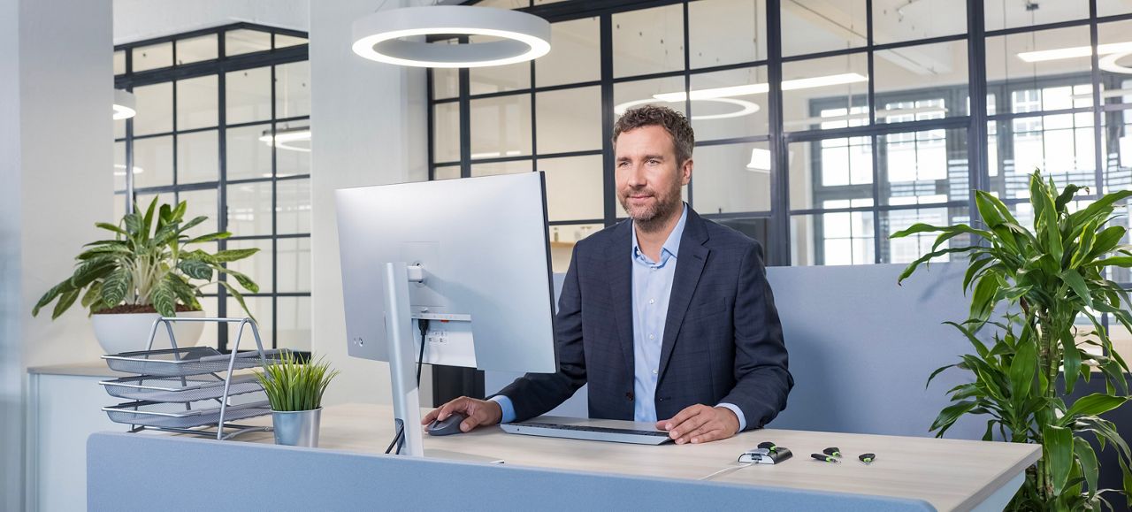 homme travaillant sur son ordinateur avec la solution ASSA ABLOY Access