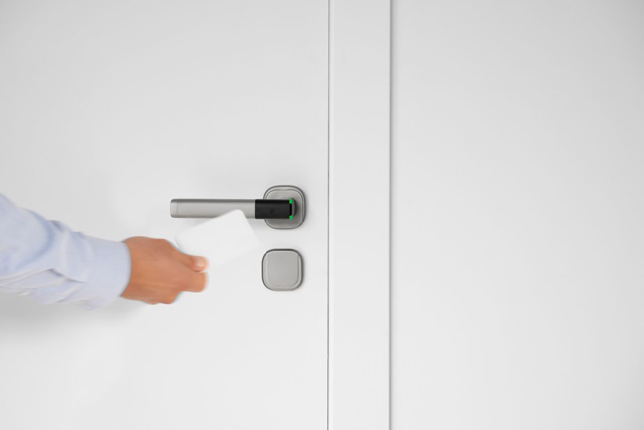 Image: 91d01-l100_card_on_greenledeuro2.jpg