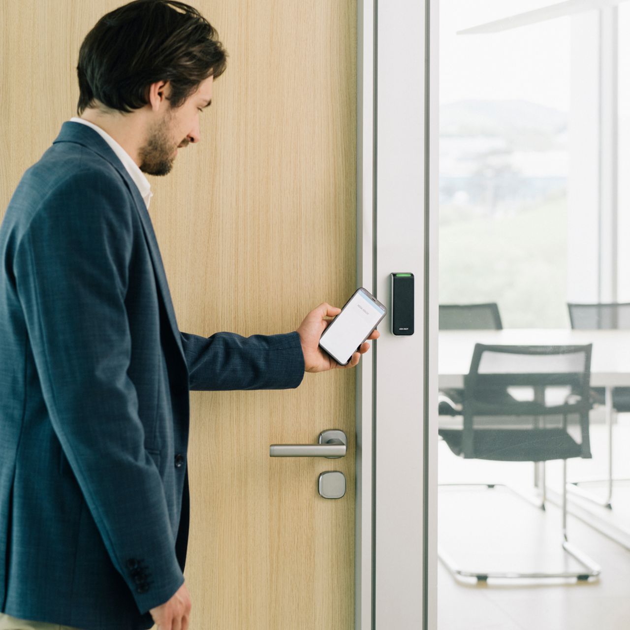 Image: Incedo Signo with mobile