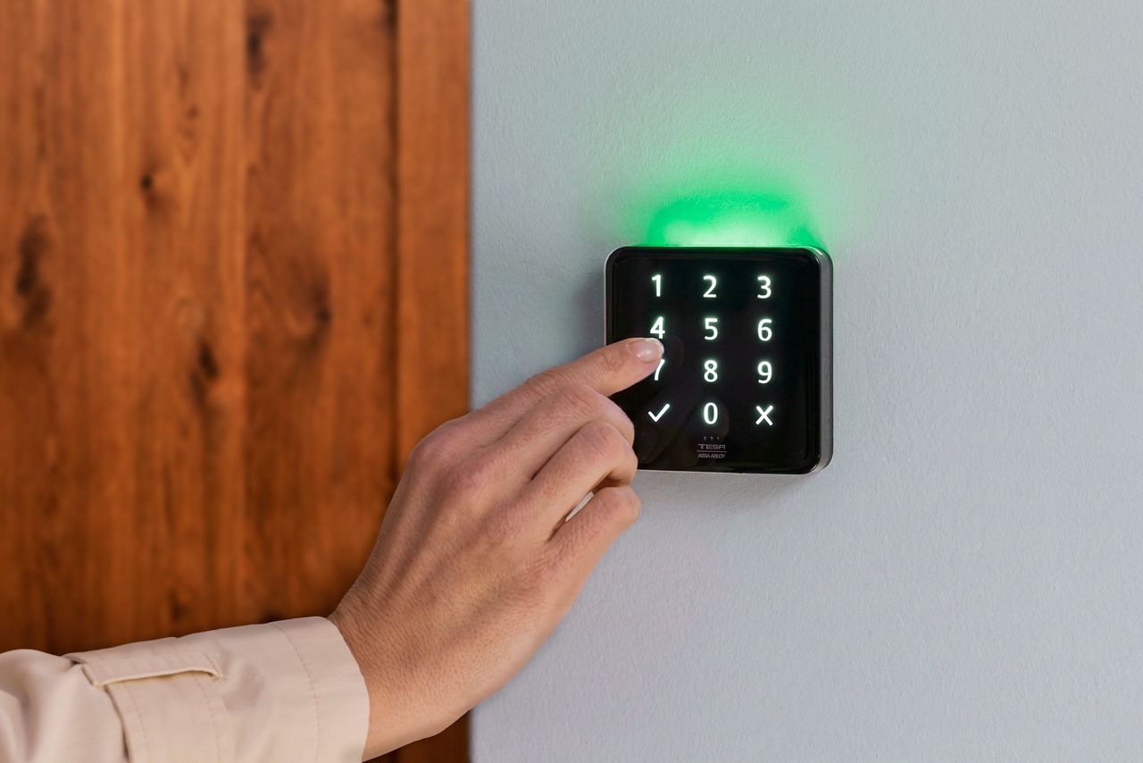 Image: SMARTair_i-reader-keypad_Hand