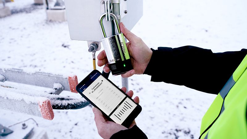 Utente controlla il lucchetto CUMULUS tramite app