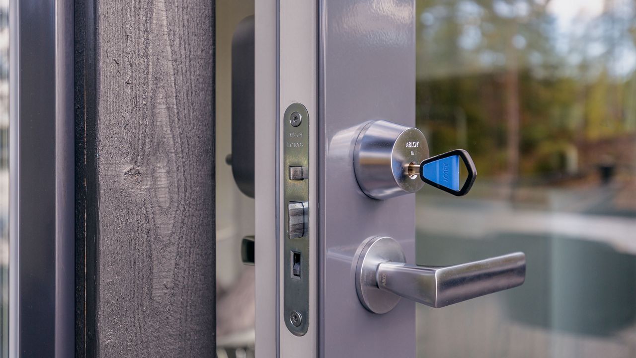 ABLOY EASY mekaaninen avain ovessa
