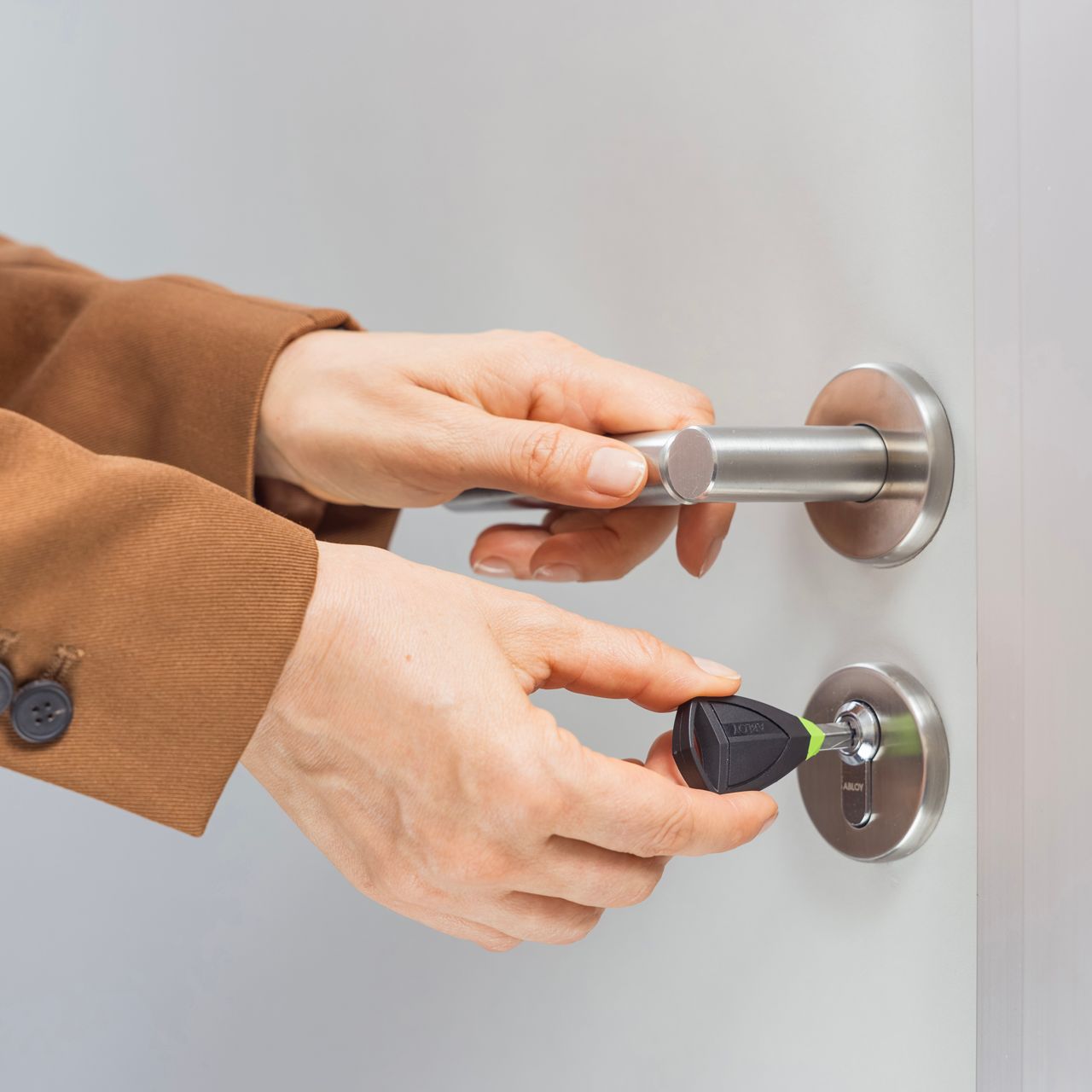 Self-powered cylinders do not require batteries or wires