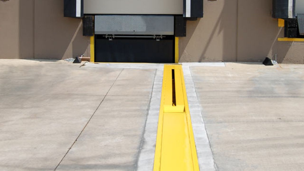 AC Series AUTO CHOCK set up outside of a warehouse.
