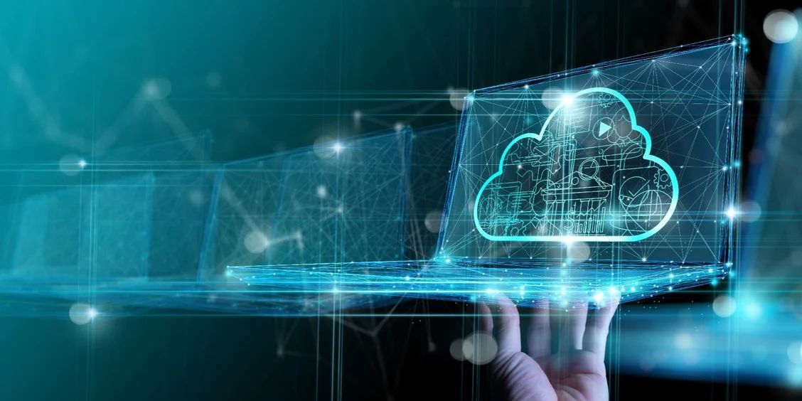 Hoteles y edificios inteligentes con íconos digitales conectados que representan soluciones IoT aplicadas a la industria de la hospitalidad, como cerraduras electrónicas, iluminación inteligente, sensores, conectividad y gestión energética. Ilustra cómo los hoteles y negocios de hospitalidad pueden modernizar su infraestructura existente para ofrecer experiencias personalizadas, eficiencia operativa y sostenibilidad sin reemplazos costosos.