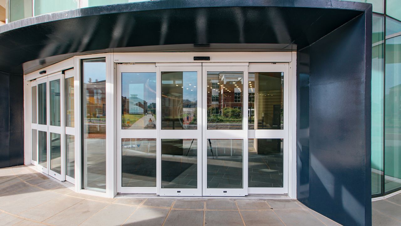 Entrée à porte coulissante ASSA ABLOY