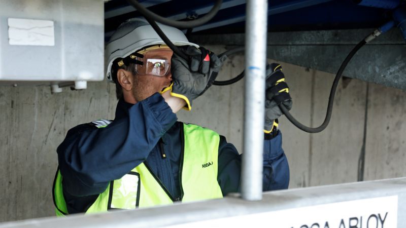 Werken bij ASSA ABLOY Entrance Systems - Monteur aan het werk bij Dock Leveller