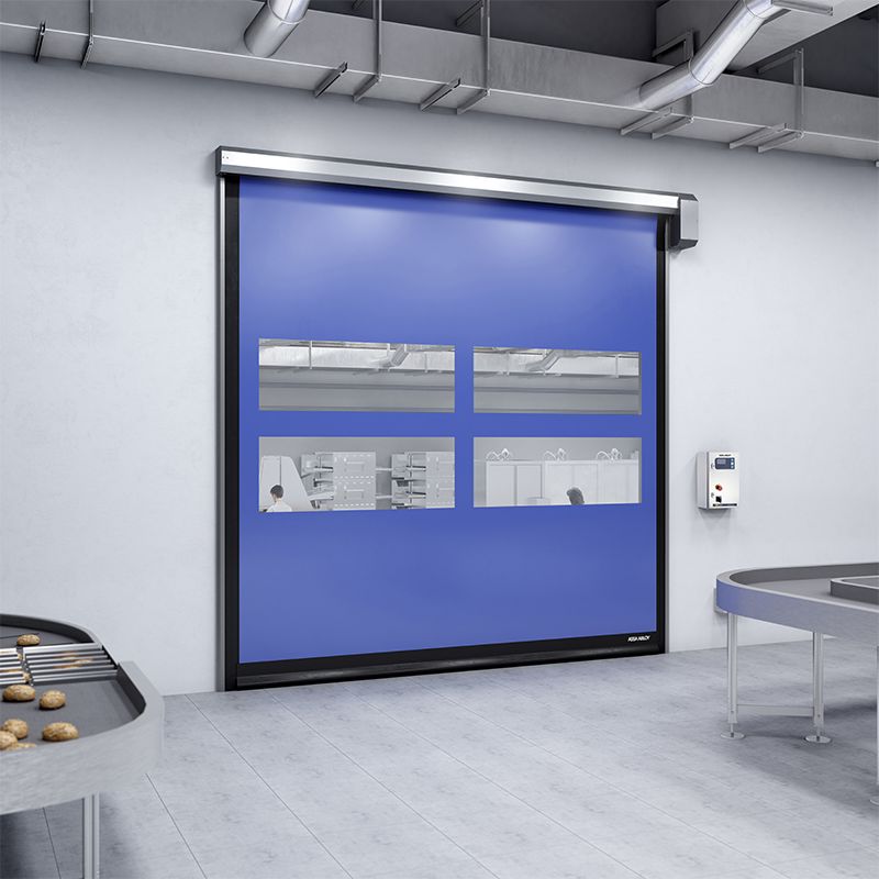 Puerta azul de alta velocidad para el procesamiento de alimentos en una sala gris 