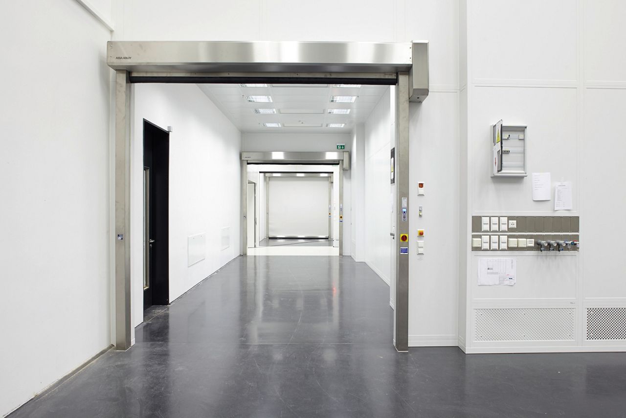 Image: Bílá rychloběžná vrata ASSA ABLOY RR300 Clean do čistých prostor