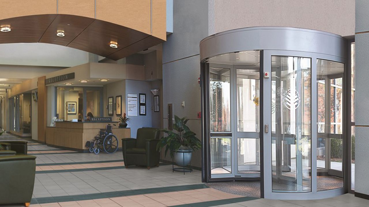 Sideview of the ASSA ABLOY RD600 revolving door in a hospital entrance hall.