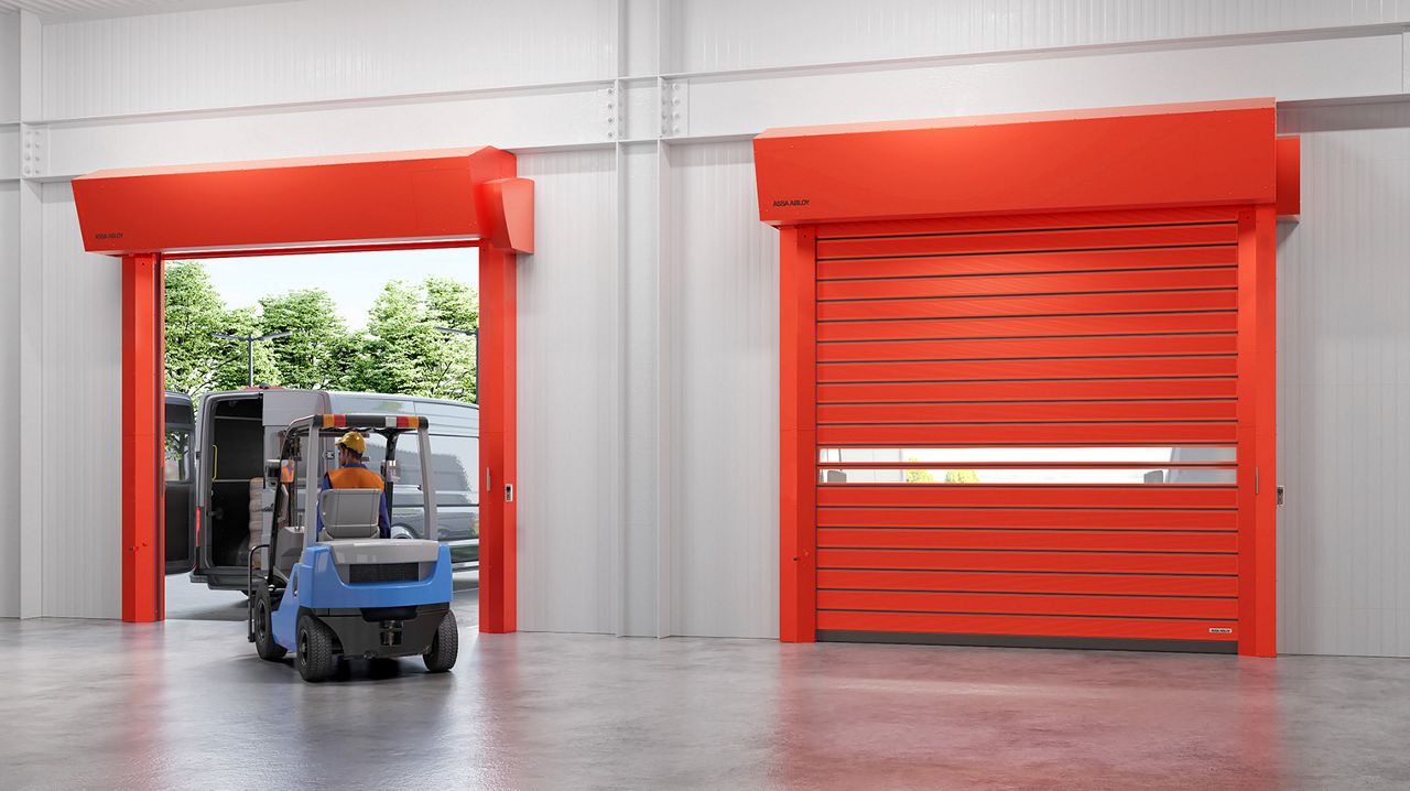 Vista interior de una puerta exterior aislante ASSA ABLOY RR5000 roja.