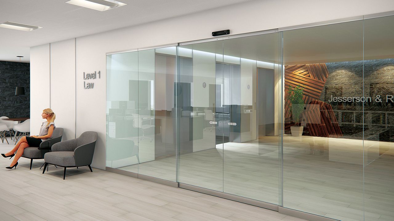 3D-återgivning av ASSA ABLOY SL500 R halvtransparenta automatiska skjutdörrssystem i en offentlig anläggning med glasväggar.