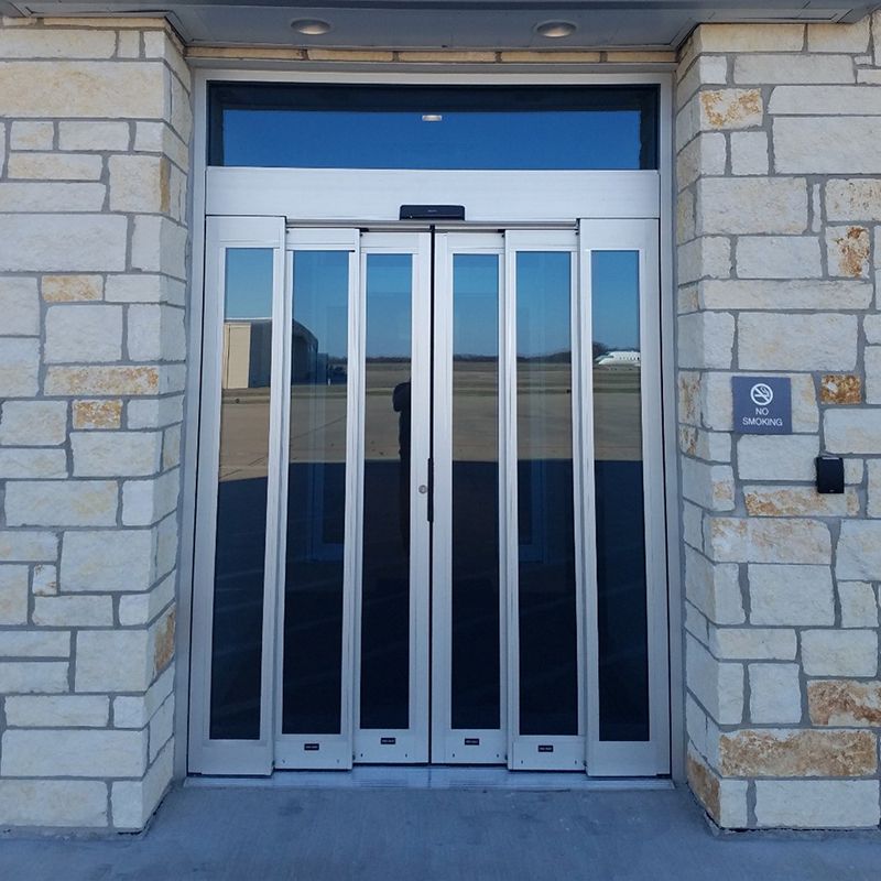 Frontview of a public building with the ASSA ABLOY SL500 T67 telescopic doors.