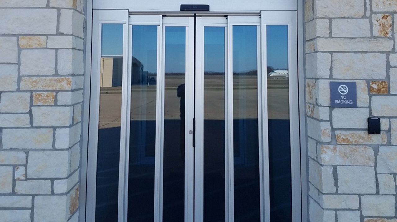 Frontview of a public building with the ASSA ABLOY SL500 T67 telescopic doors.
