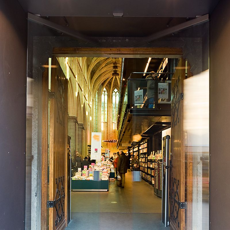 ASSA ABLOY 必盛 SW100 开门机位于教堂入口处，如今是一间现代书店。