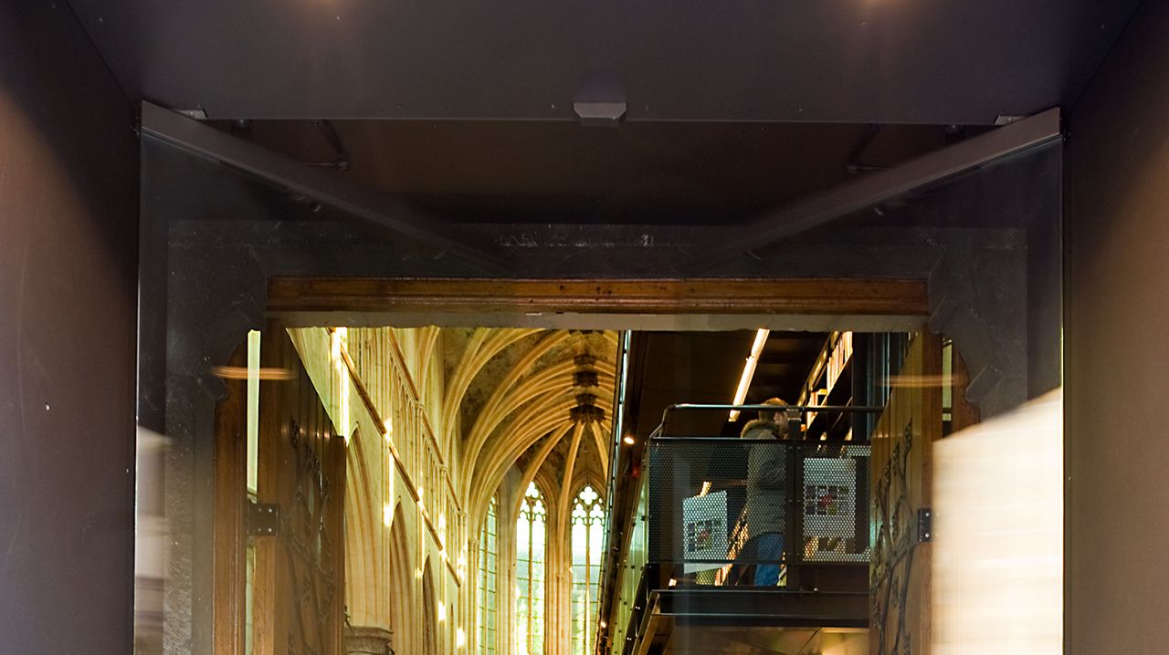 El mecanismo para puertas batientes SW100 de ASSA ABLOY se encuentra en la entrada de una antigua iglesia, hoy en día una moderna librería.