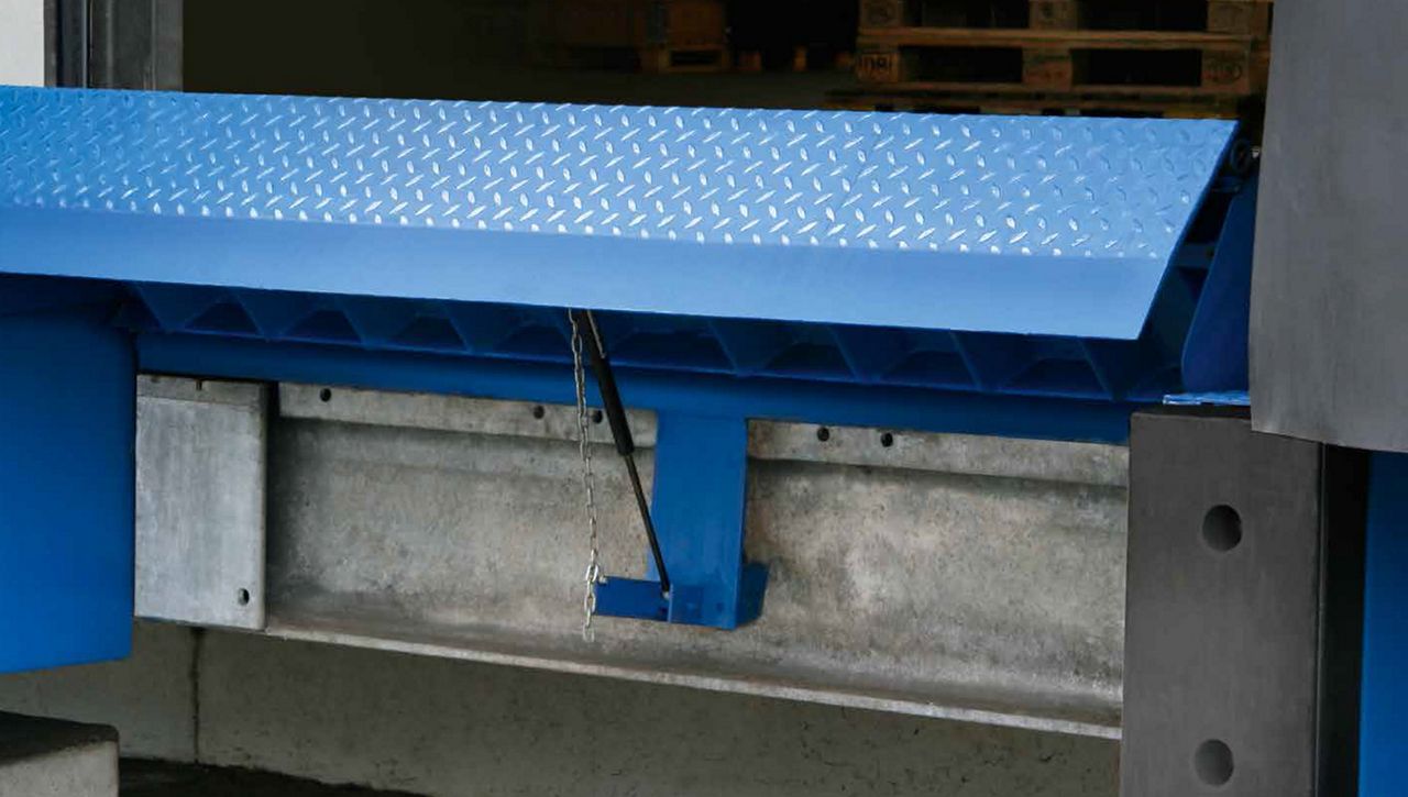 Installation of a galvanised swingdock minidock leveller. 