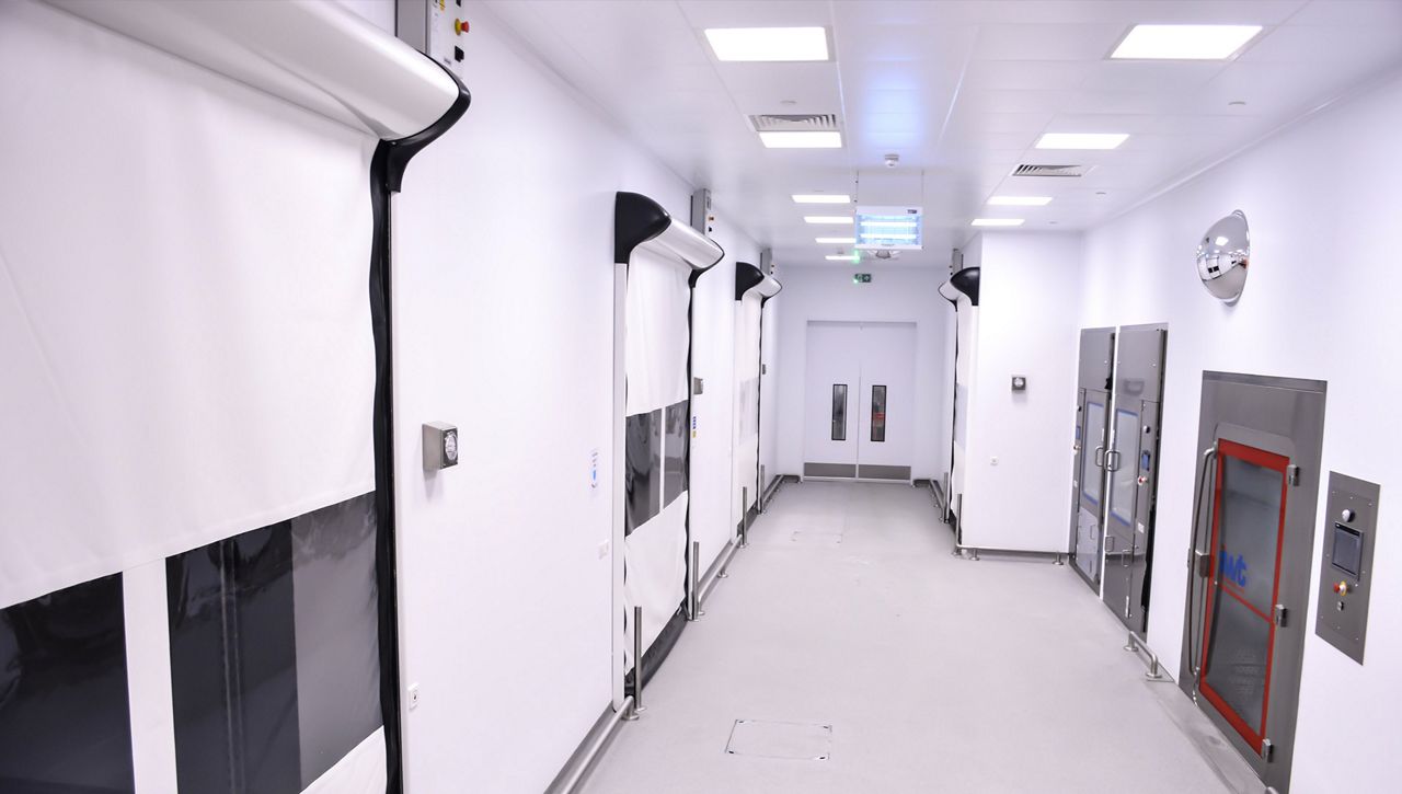 Image: ASSA ABLOY HS9130GAT high speed door in a cleanroom facility