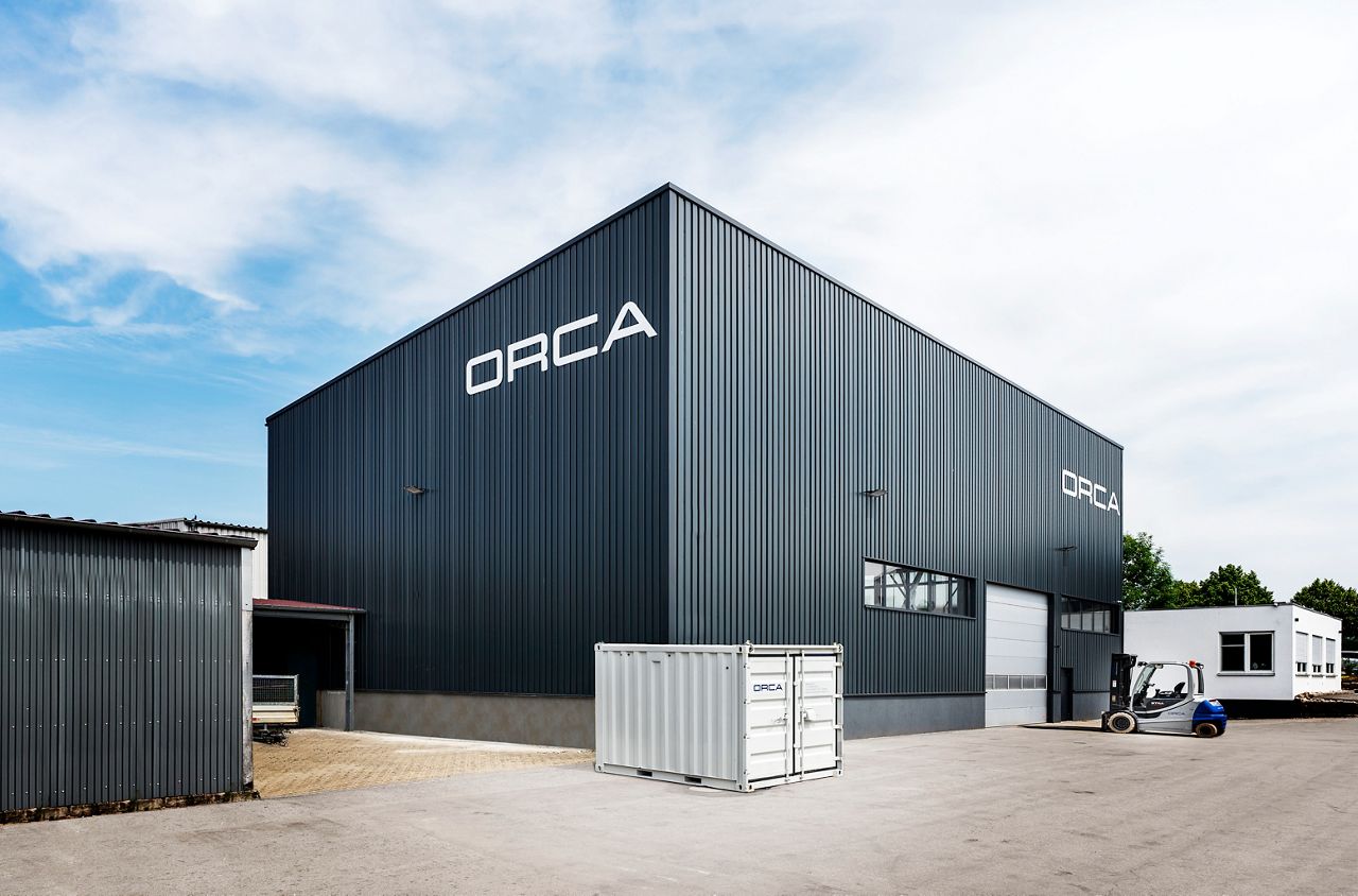 Orca objekt který používá chytré cylindrické vložky a klíče eCLIQ