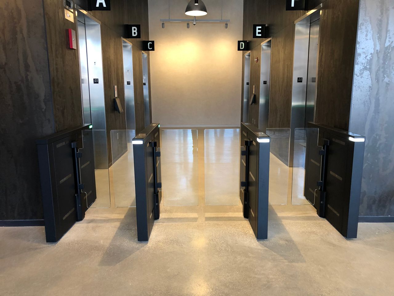 Image: Wąska szybkobieżna bramka uchylna ASSA ABLOY SG200